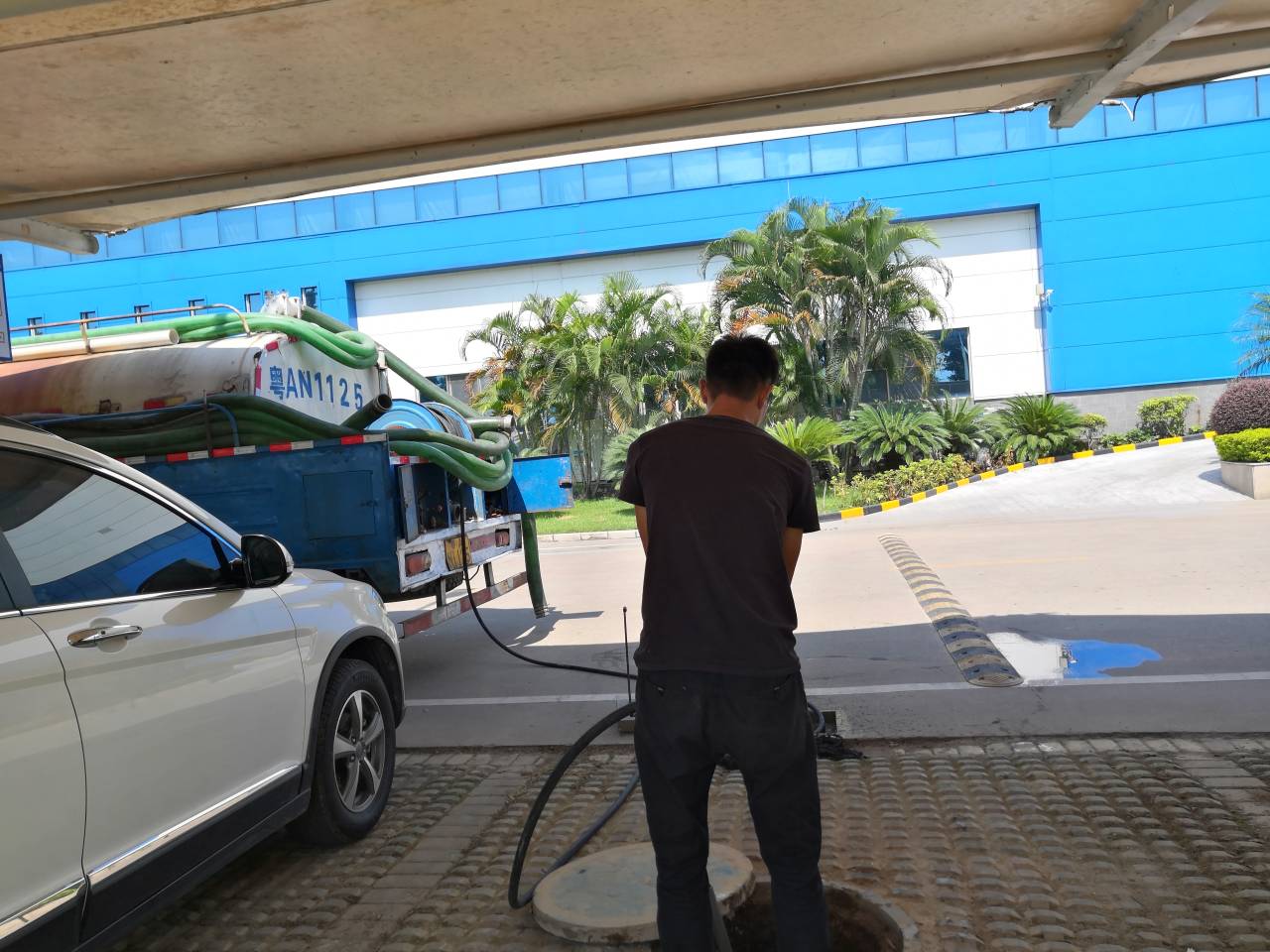 高压车疏通下水道